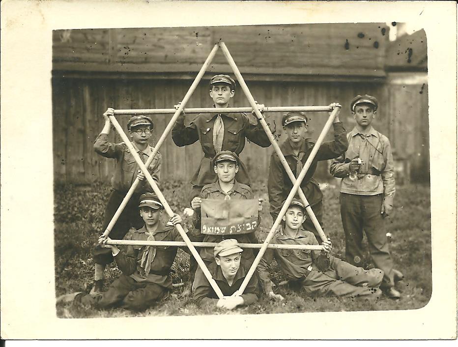 Fig. 5: One of the pictures obtained by the advertisement sent out on social media by one of the course participants: Members of a Jewish youth movement in Bialystok before the war, holding sticks in the shape of the Star of David. The sign reads: Samuel’s group